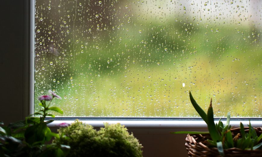 ویلا جنگلی و باران پشت پنجره