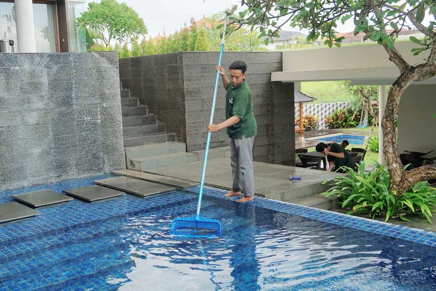 سرایدار ویلا جنگلی